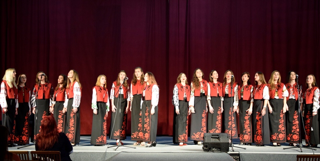 Жіночий хор факультету мистецтв. (Керівник – Марія Іздепська-Новіцька. Концертмейстер – Софія Федик)